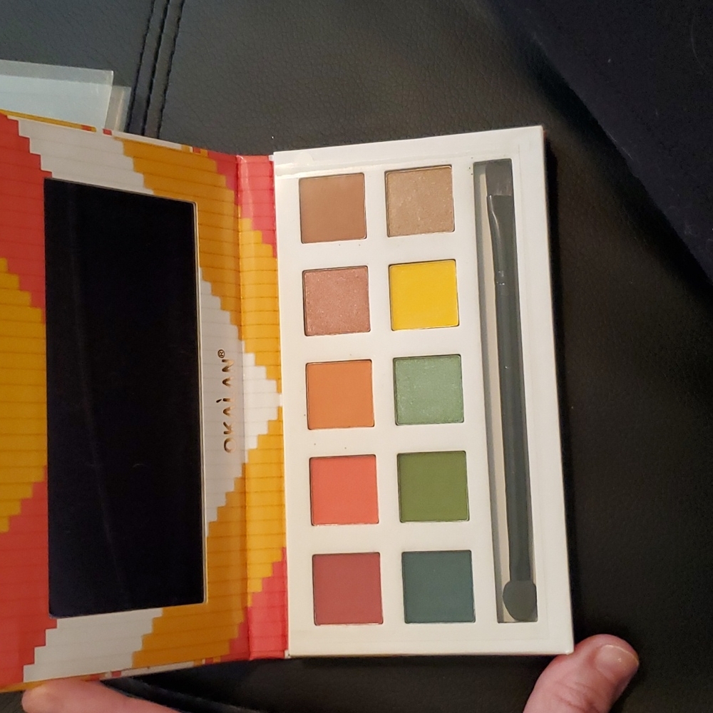 Makeup eye shadow palette - Picture 1 of 3
